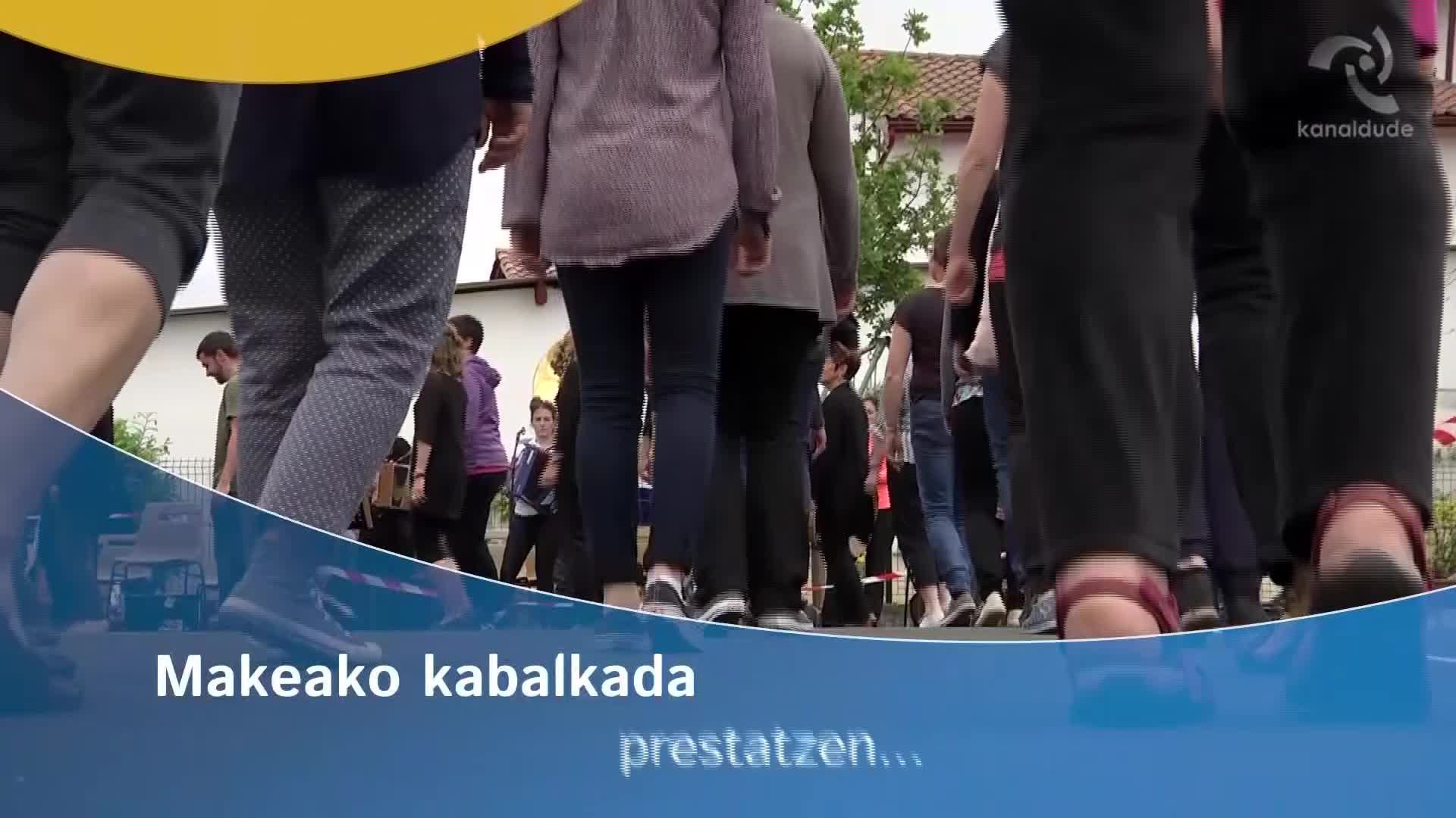 Makeako kabalkada prestatzen...