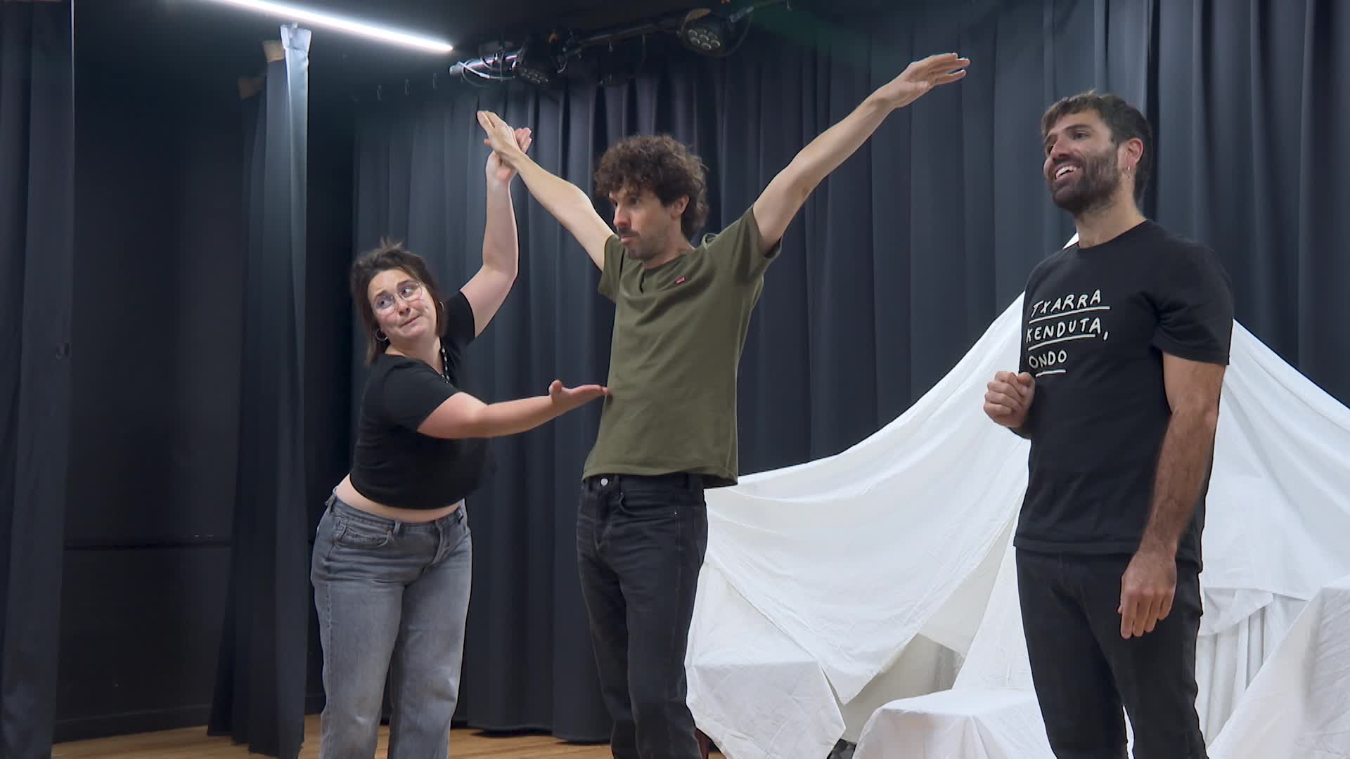 'ETXEA' HamaHiru taldearen antzezlan berria