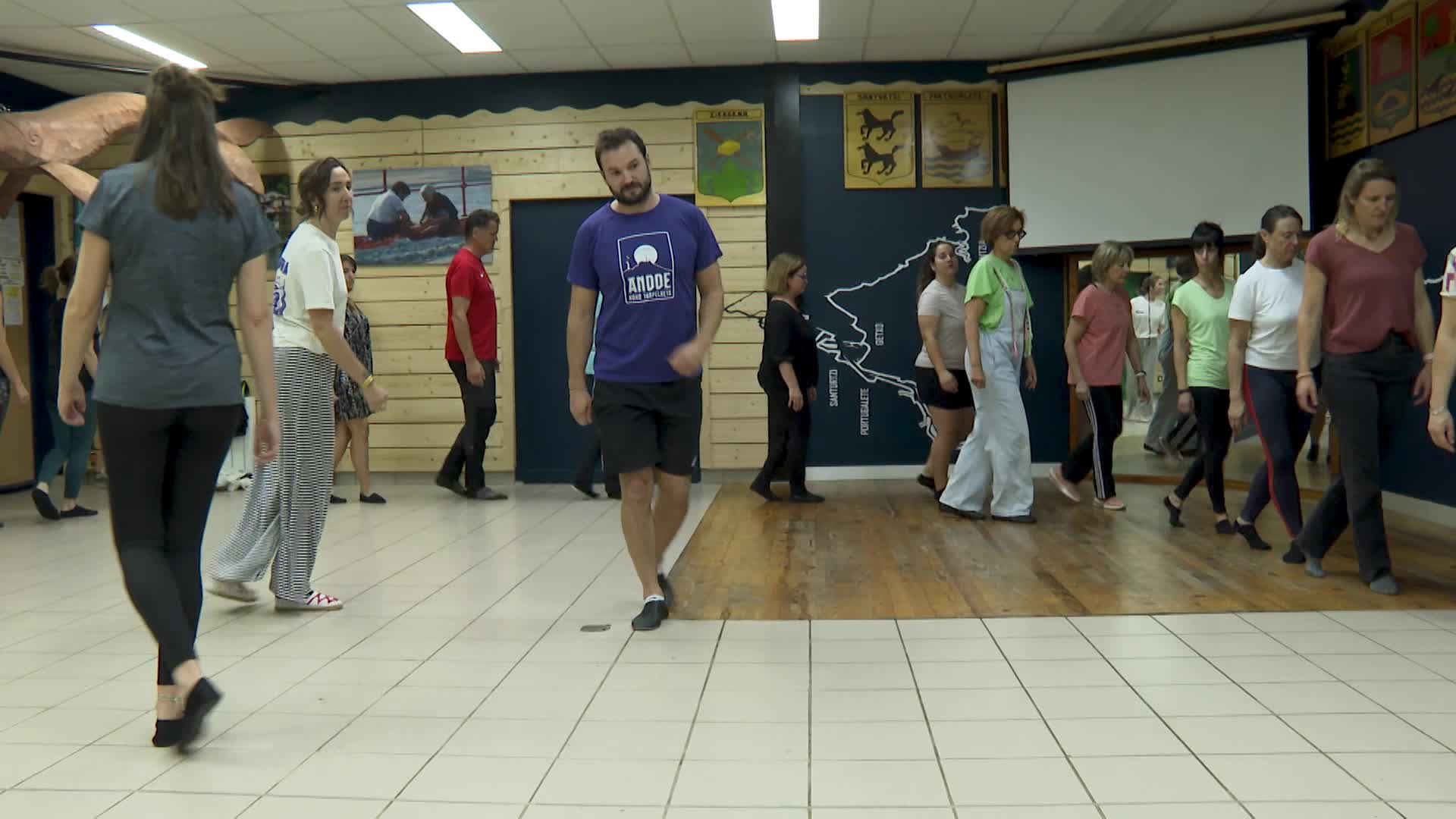 Urratsez urrats Angeluko kabalkada prestatzen