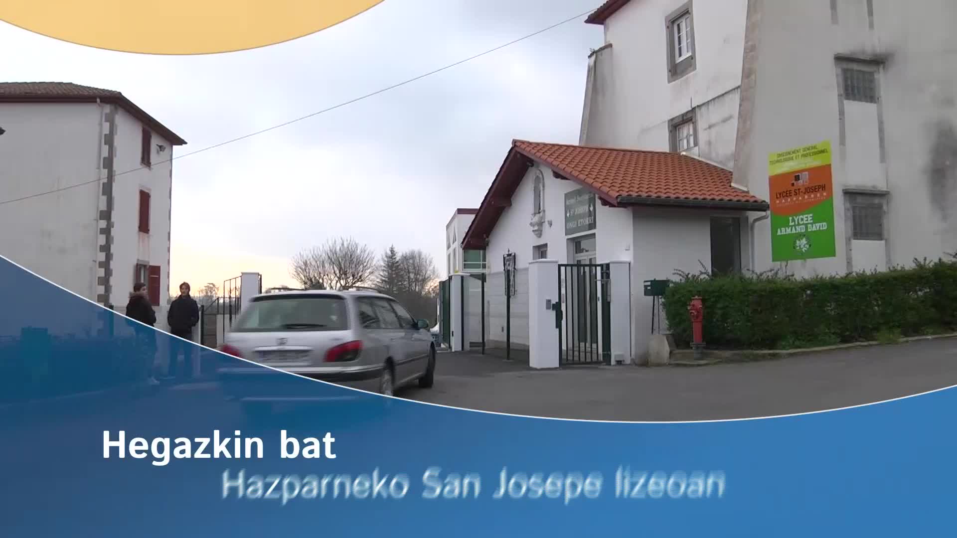 Hegazkin bat Hazparneko San Josepe lizeoan