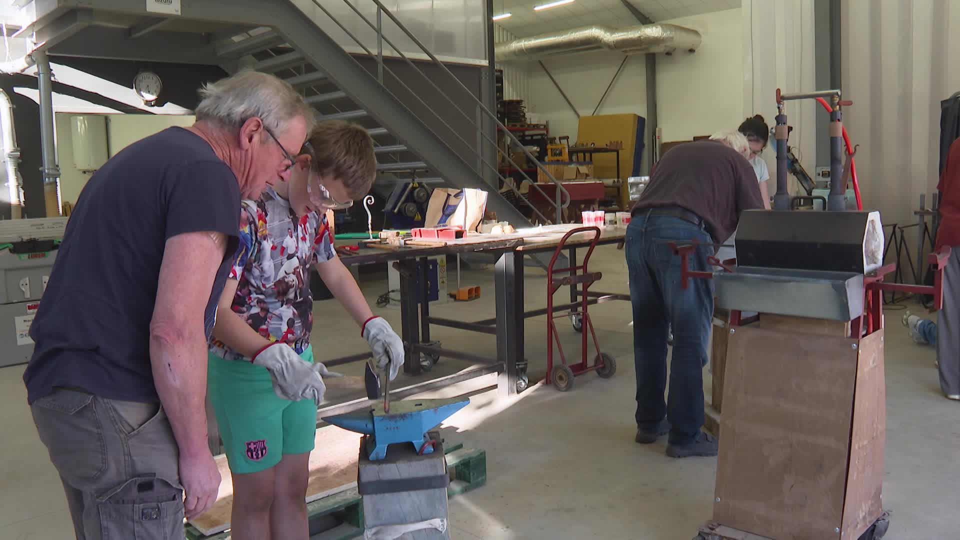 Belaunaldien arteko transmisioan nerabeak eskulangintzan